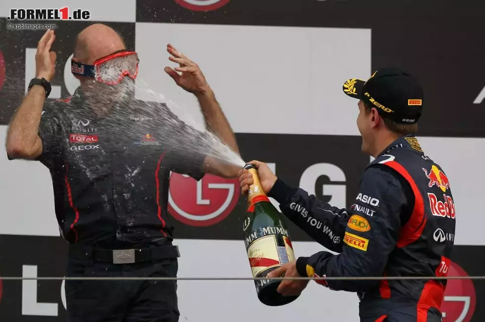 Foto zur News: Adrian Newey (Technischer Direktor, Red Bull) und Sebastian Vettel (Red Bull)