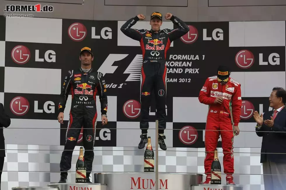 Foto zur News: Sebastian Vettel (Red Bull), Mark Webber (Red Bull) und Fernando Alonso (Ferrari)