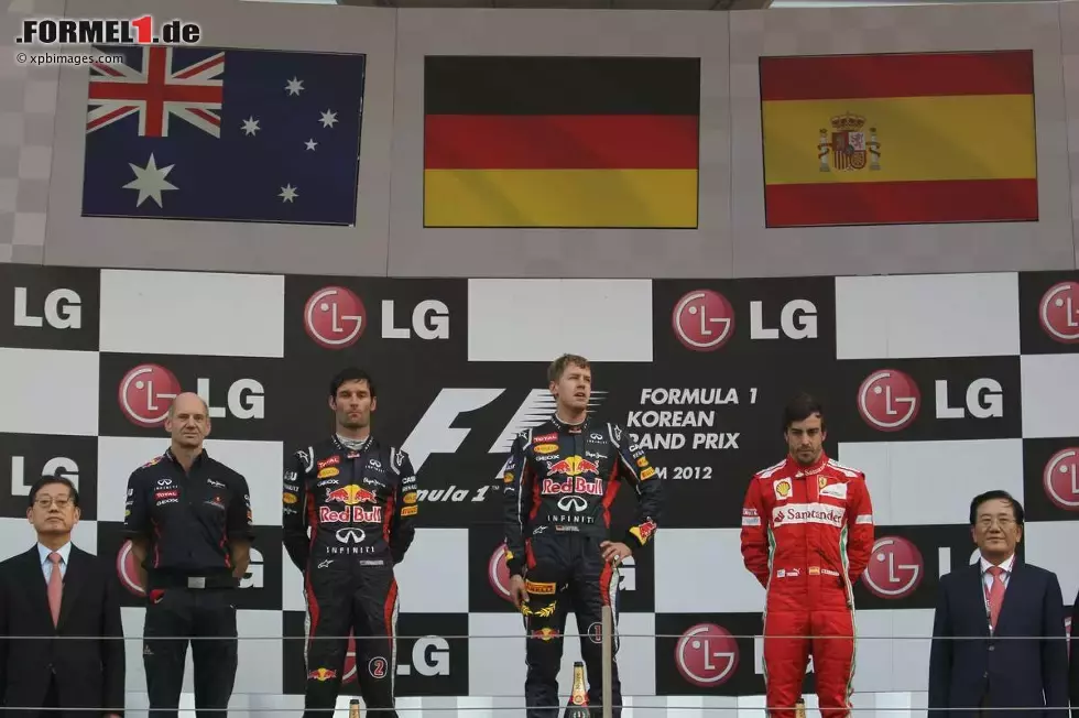 Foto zur News: Sebastian Vettel (Red Bull), Mark Webber (Red Bull) und Fernando Alonso (Ferrari)