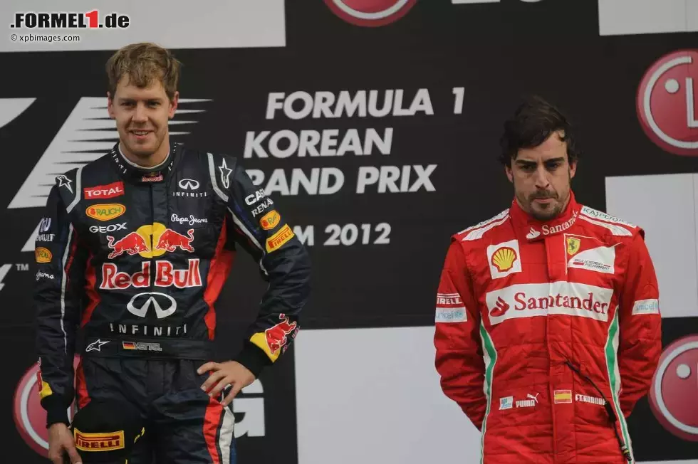 Foto zur News: Sebastian Vettel (Red Bull) und Fernando Alonso (Ferrari)