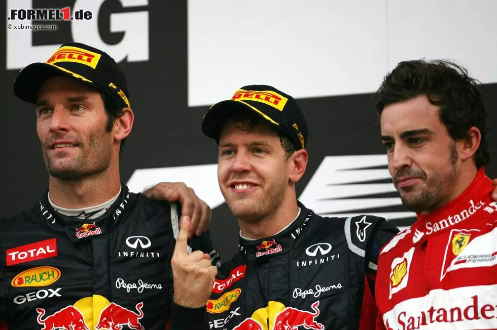 Foto zur News: Mark Webber (Red Bull), Sebastian Vettel (Red Bull) und Fernando Alonso (Ferrari)