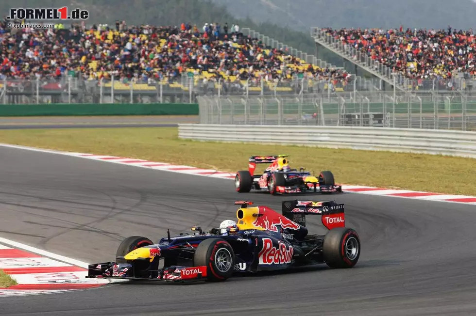 Foto zur News: Sebastian Vettel (Red Bull) und Mark Webber (Red Bull)