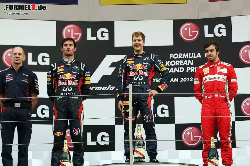 Foto zur News: Mark Webber (Red Bull), Sebastian Vettel (Red Bull) und Fernando Alonso (Ferrari)