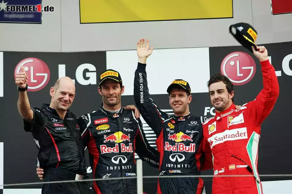 Foto zur News: Adrian Newey (Technischer Direktor, Red Bull), Mark Webber (Red Bull), Sebastian Vettel (Red Bull) und Fernando Alonso (Ferrari)