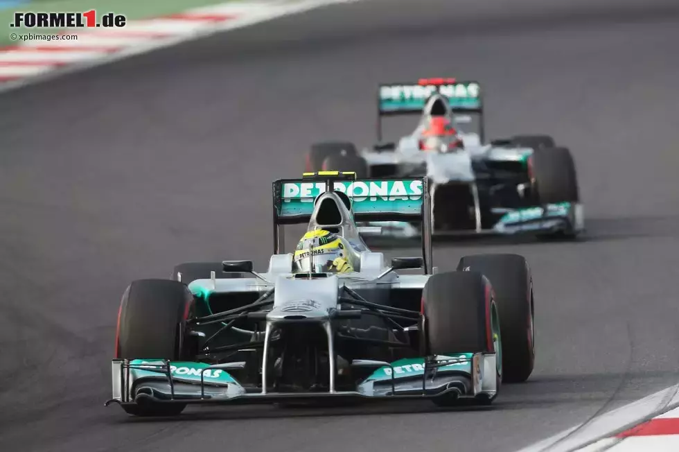 Foto zur News: Nico Rosberg (Mercedes) und Michael Schumacher (Mercedes)