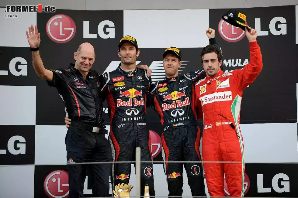 Foto zur News: Sebastian Vettel (Red Bull), Mark Webber (Red Bull), Fernando Alonso (Ferrari) und Adrian Newey (Technischer Direktor, Red Bull)