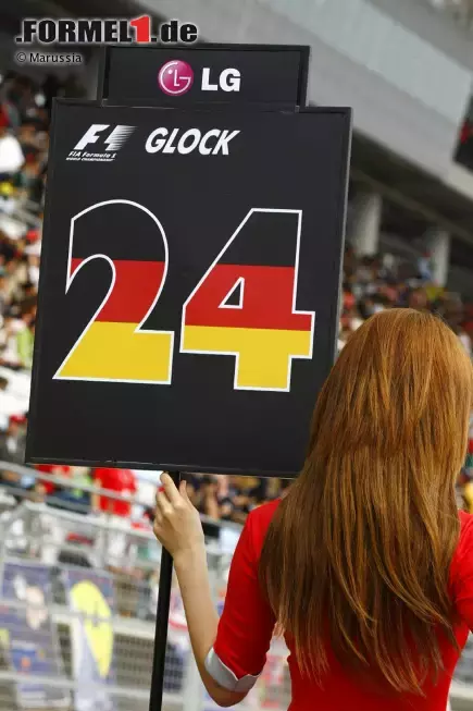 Foto zur News: Gridgirl von Timo Glock (Marussia)