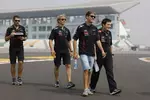 Foto zur News: Sebastian Vettel (Red Bull) geht mit seiner Crew die Strecke ab