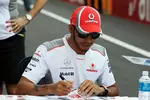 Foto zur News: Lewis Hamilton (McLaren) unterschreibt Autogramme