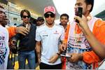 Foto zur News: Lewis Hamilton (McLaren), umringt von Fans