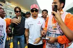 Foto zur News: Lewis Hamilton (McLaren), umringt von Fans