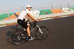 Foto zur News: Michael Schumacher (Mercedes) fährt die Strecke mit dem Fahrrad ab