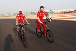 Foto zur News: Felipe Massa (Ferrari) und Renningenieur Rob Smedley fahren die Strecke mit dem Fahrrad ab