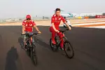 Foto zur News: Felipe Massa (Ferrari) und Renningenieur Rob Smedley fahren die Strecke mit dem Fahrrad ab