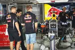 Foto zur News: Sebastian Vettel (Red Bull) inspiziert die Box