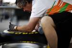 Foto zur News: Ein Force-India-Mechaniker beschriftet die Reifen