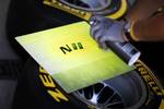 Foto zur News: Die Reifen für Nico Hülkenberg werden markiert