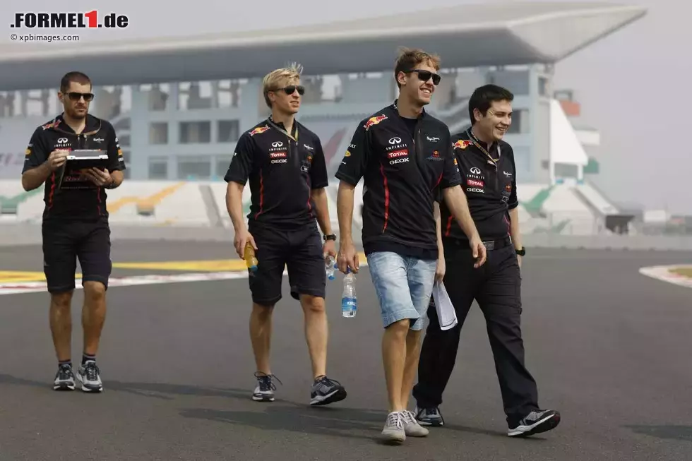 Foto zur News: Sebastian Vettel (Red Bull) geht mit seiner Crew die Strecke ab