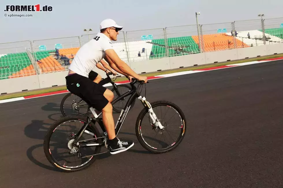 Foto zur News: Michael Schumacher (Mercedes) fährt die Strecke mit dem Fahrrad ab