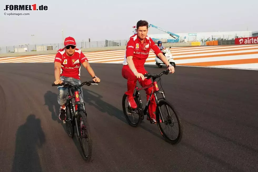 Foto zur News: Felipe Massa (Ferrari) und Renningenieur Rob Smedley fahren die Strecke mit dem Fahrrad ab