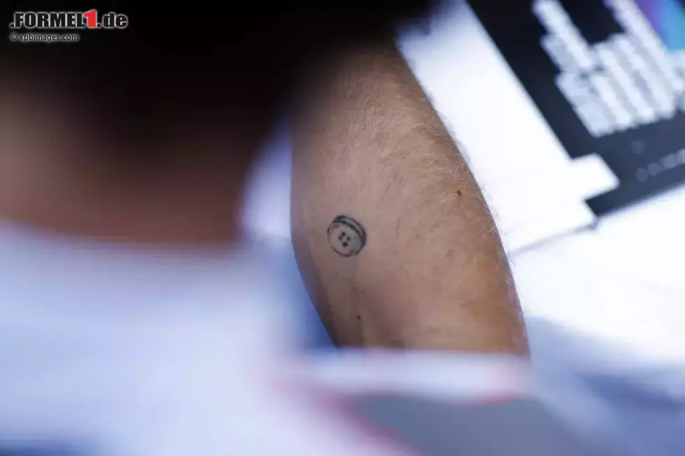 Foto zur News: Tattoo von Jenson Button (McLaren)