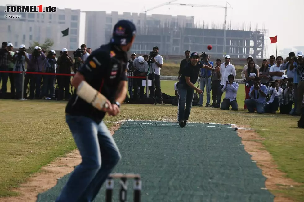 Foto zur News: Mark Webber (Red Bull) spielt Kricket mit Gautam Gambhir