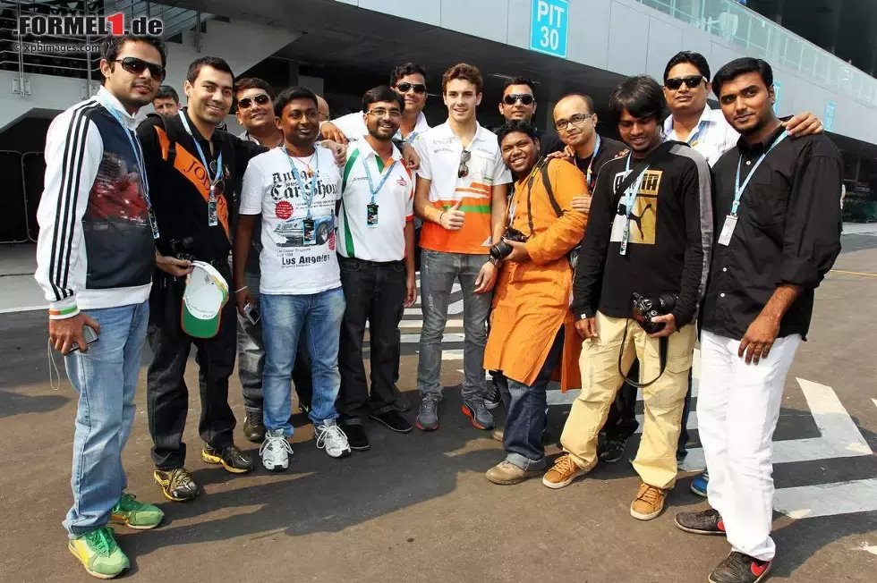 Foto zur News: Jules Bianchi (Force India) posiert für Fans zum Gruppenfoto