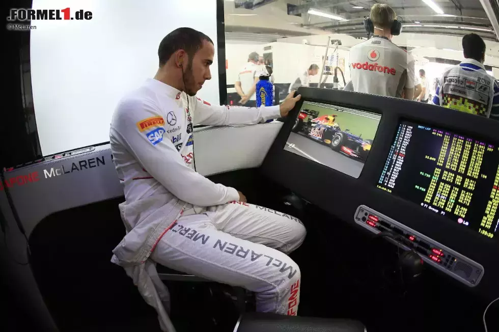 Foto zur News: Lewis Hamilton (McLaren) beobachtet die Konkurrenz von Red Bull ganz genau