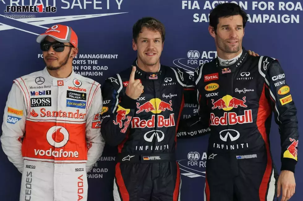 Foto zur News: Nach dem Qualifying: Lewis Hamilton (McLaren), Sebastian Vettel (Red Bull) und Mark Webber (Red Bull)