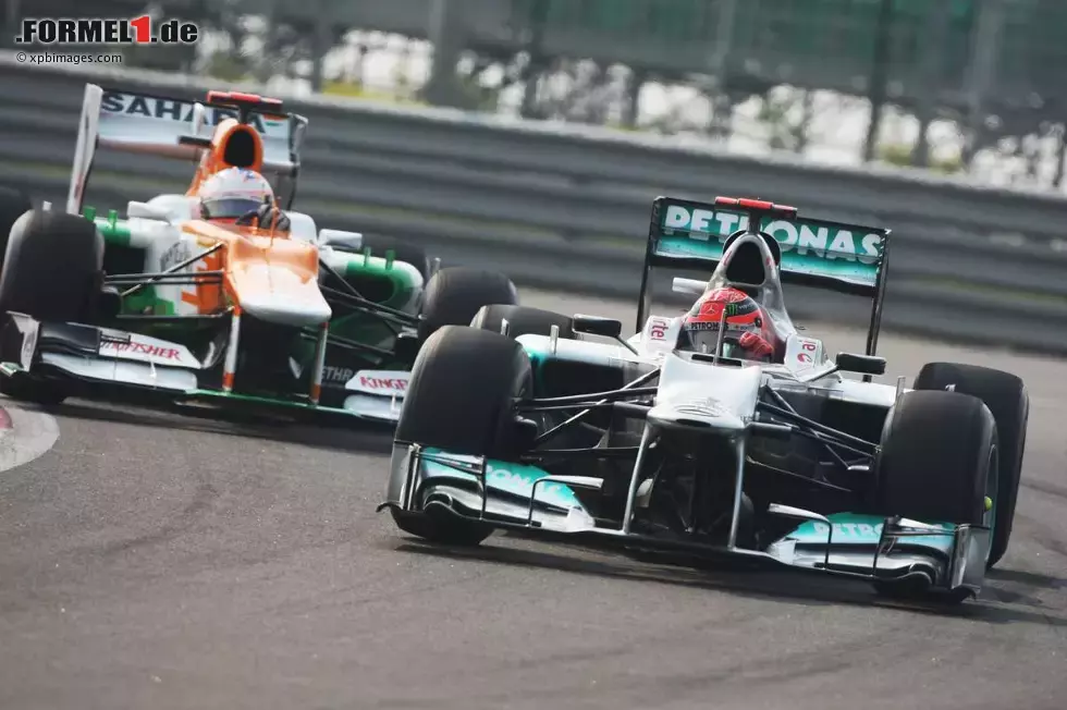 Foto zur News: Michael Schumacher (Mercedes) und Paul di Resta (Force India)