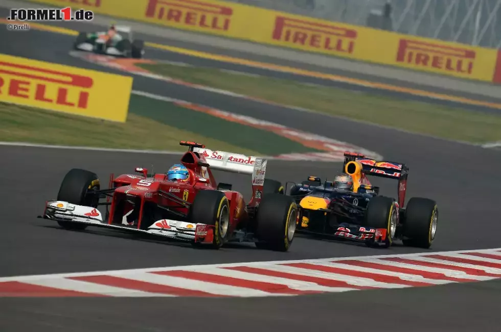 Foto zur News: Fernando Alonso (Ferrari) und Sebastian Vettel (Red Bull)