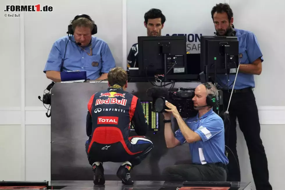 Foto zur News: Sebastian Vettel (Red Bull) und Mark Webber (Red Bull) beim Wiegen nach dem Qualifying