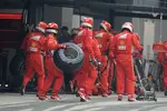 Foto zur News: Ferrari-Crew in der Boxengasse