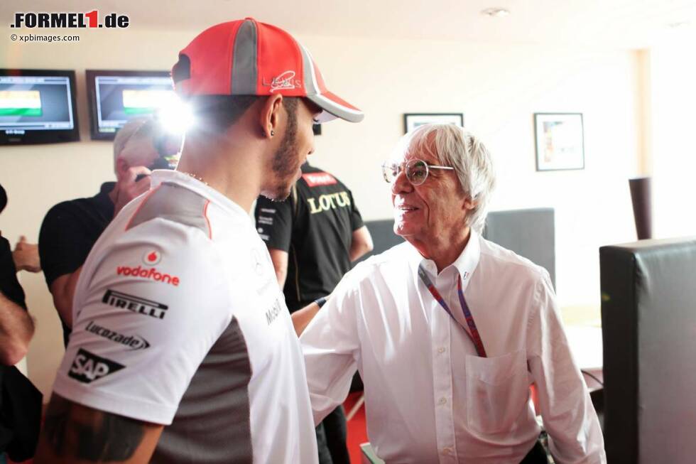 Foto zur News: Bernie Ecclestone (Formel-1-Chef) und Lewis Hamilton (McLaren)
