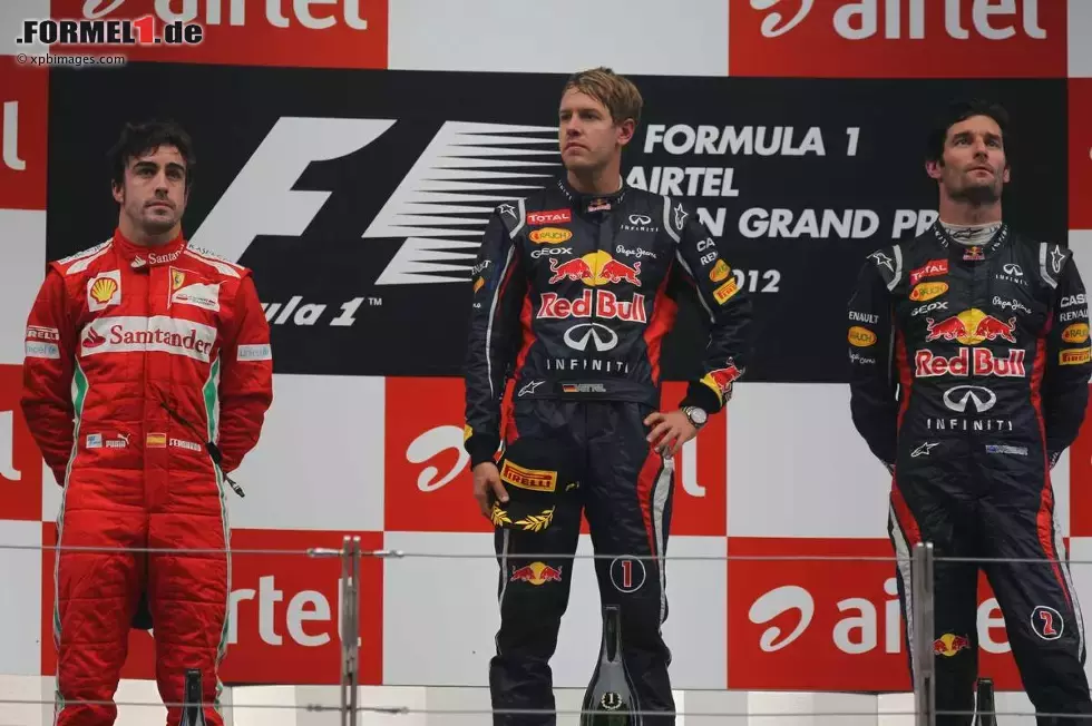 Foto zur News: Fernando Alonso (Ferrari), Sebastian Vettel (Red Bull) und Mark Webber (Red Bull)