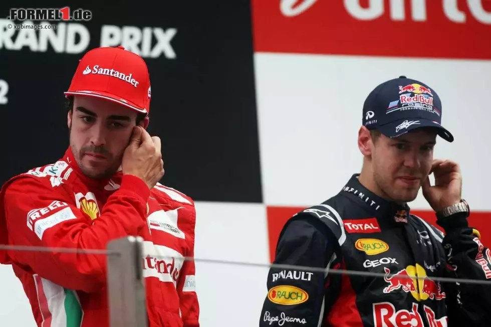 Foto zur News: Fernando Alonso (Ferrari) und Sebastian Vettel (Red Bull)