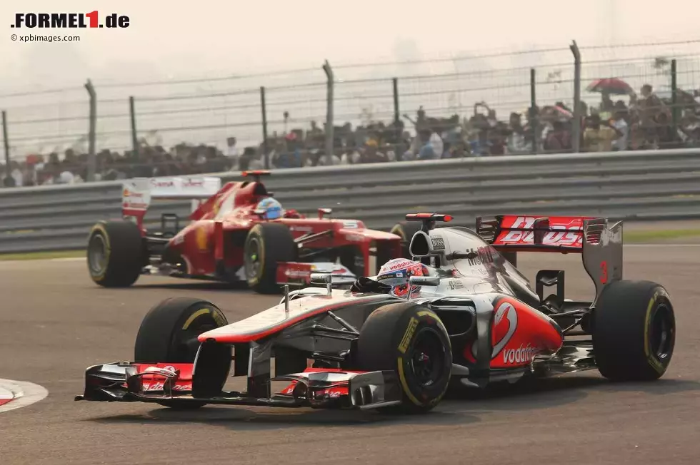 Foto zur News: Jenson Button (McLaren) und Fernando Alonso (Ferrari)