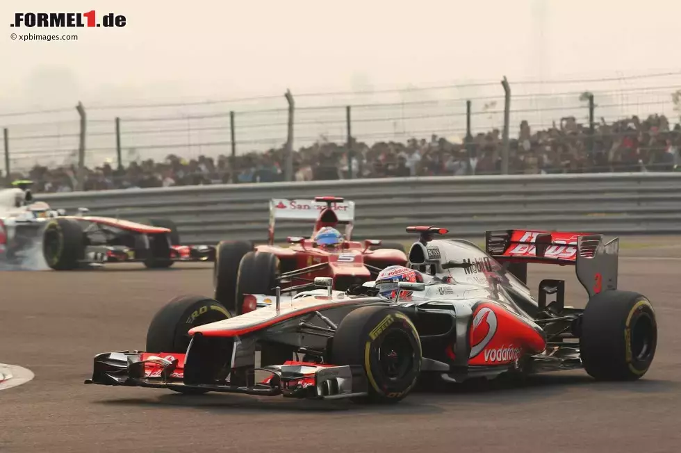 Foto zur News: Jenson Button (McLaren) und Fernando Alonso (Ferrari)