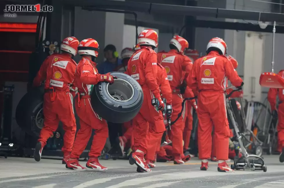 Foto zur News: Ferrari-Crew in der Boxengasse