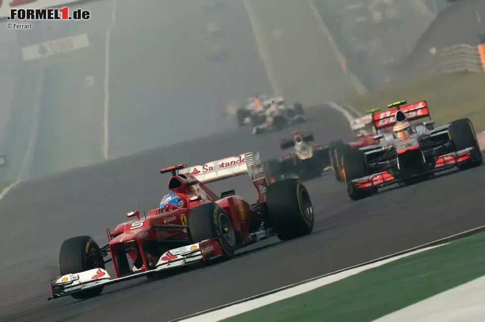 Foto zur News: Fernando Alonso (Ferrari) und Lewis Hamilton (McLaren)