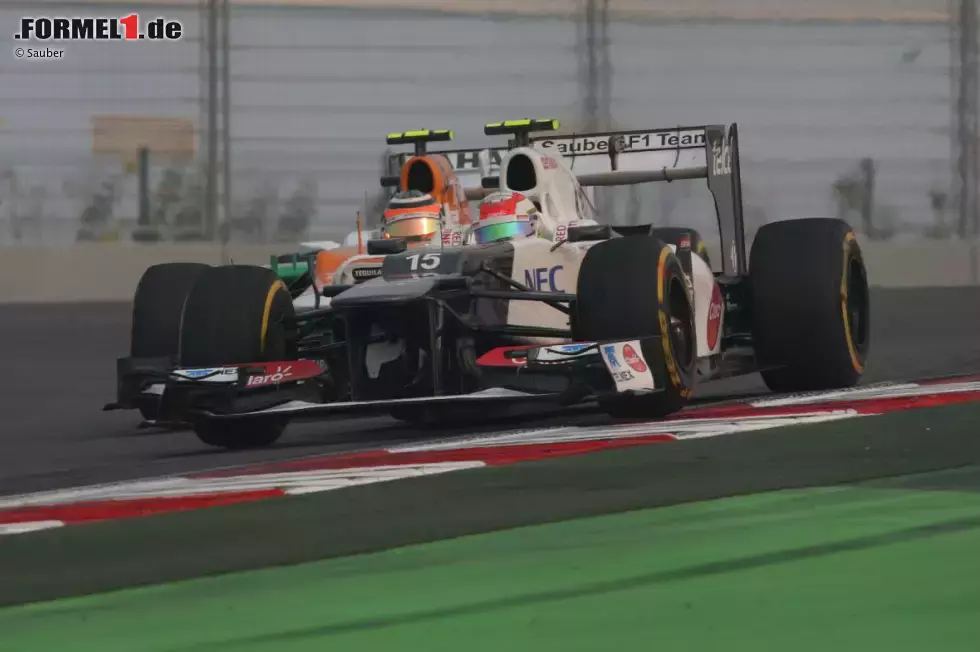 Foto zur News: Sergio Perez (Sauber) vor Nico Hülkenberg (Force India)