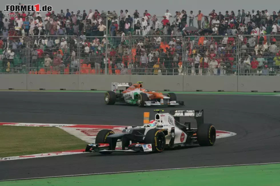 Foto zur News: Sergio Perez (Sauber) vor Nico Hülkenberg (Force India)