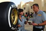 Foto zur News: Pirelli-Ingenieur Mario Isola mit TV-Reporterin Laia Ferrer