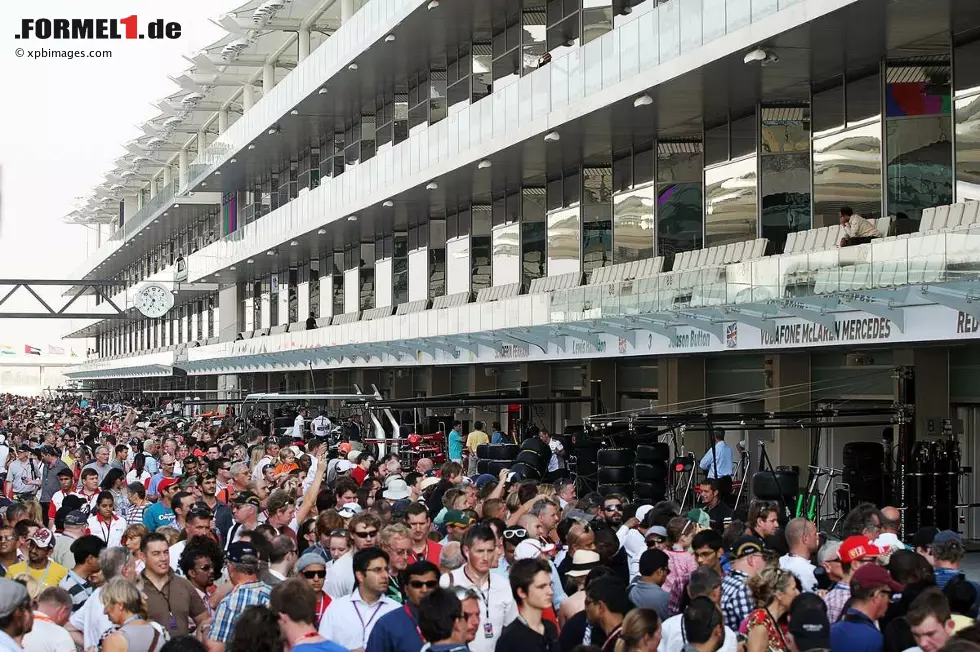 Foto zur News: Der Pitwalk lockt wieder tausende Fans an