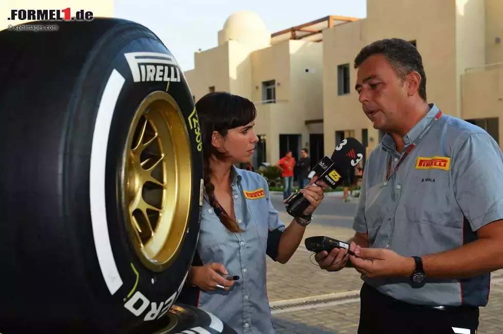 Foto zur News: Pirelli-Ingenieur Mario Isola mit TV-Reporterin Laia Ferrer