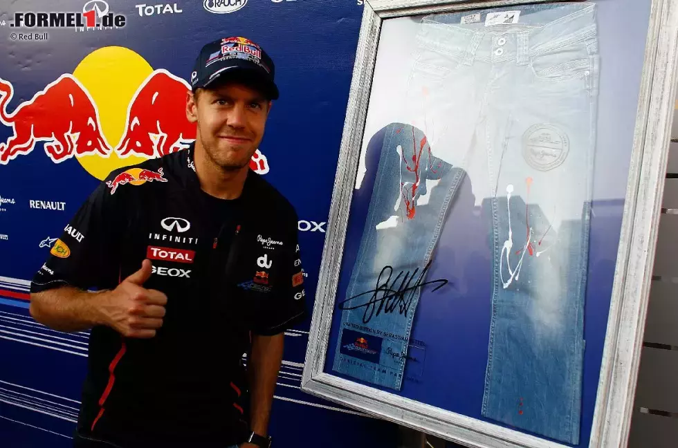 Foto zur News: Sebastian Vettel (Red Bull) mit einer Pepe-Jeans-Limited-Edition