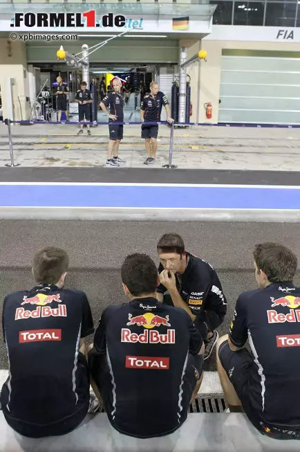 Foto zur News: Box von Sebastian Vettel (Red Bull)