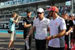 Foto zur News: Lewis Hamilton (McLaren) und Pedro de la Rosa (HRT)