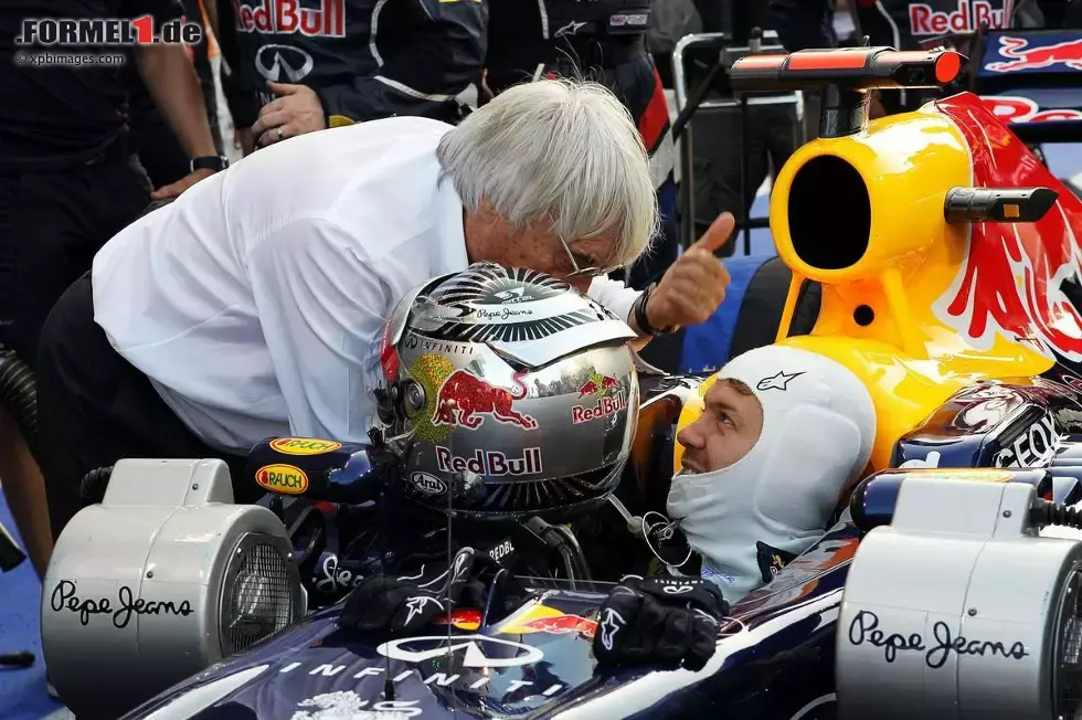 Foto zur News: Sebastian Vettel (Red Bull) und Bernie Ecclestone (Formel-1-Chef)