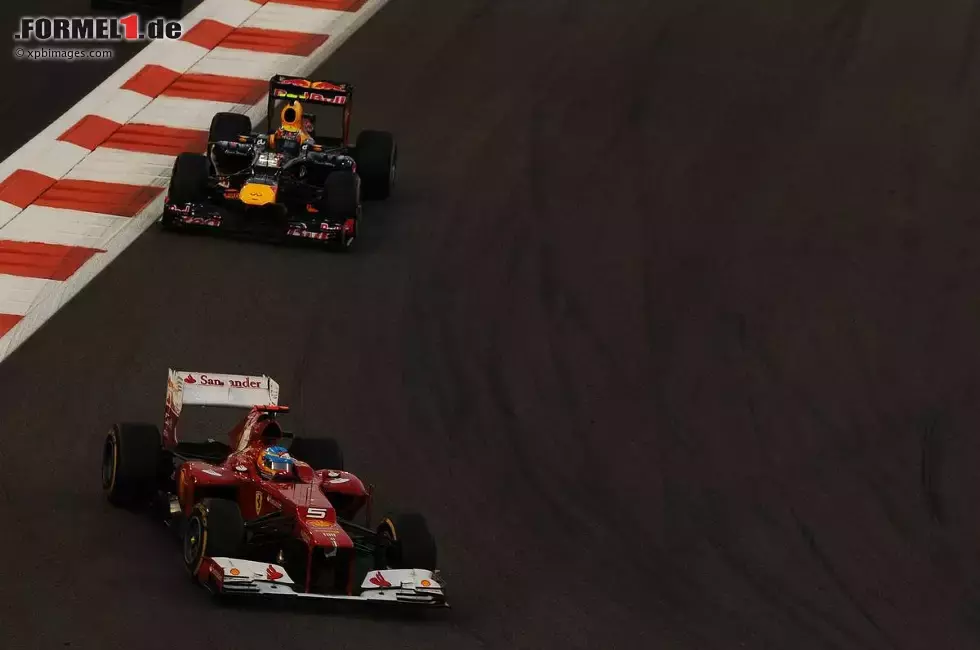 Foto zur News: Fernando Alonso (Ferrari) und Mark Webber (Red Bull)